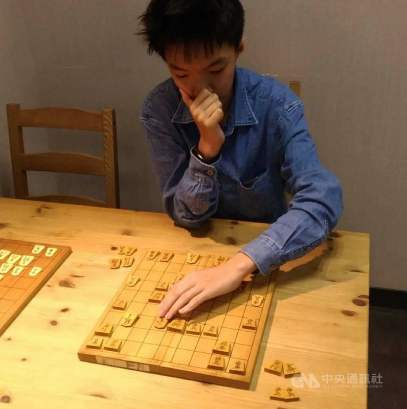 目前棋力為業餘6段的張京鼎拿下第8屆國際將棋賽冠軍,他表示,在下棋時是另一種不同思維,對弈時的興奮就像運動選手全心投入競賽的感覺。他希望讓台灣民眾對將棋文化有更多的認識。(張京鼎提供)中央社記者王鴻國傳真 110年10月18日