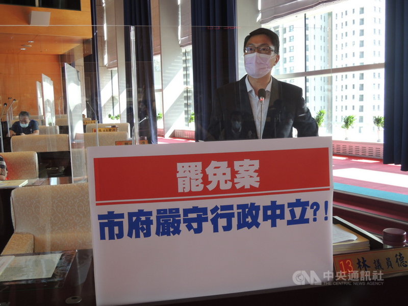 台中市第2選區台灣基進立委陳柏惟罷免案將於23日投票,民進黨籍台中市議員林德宇(圖)18日在市議會質詢時,質疑台中市政府未遵守行政中立。中央社記者郝雪卿攝 110年10月18日