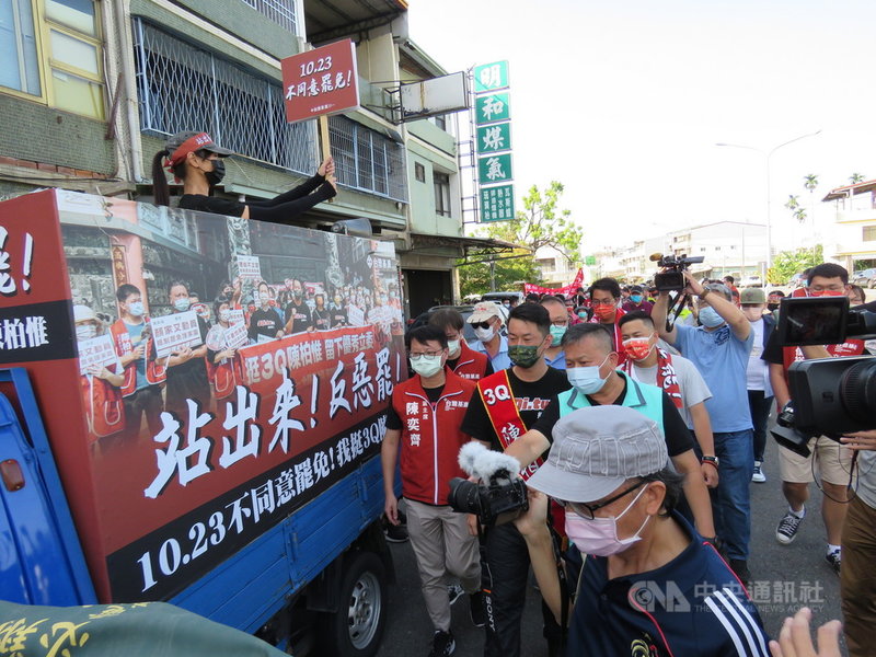 台中市台灣基進黨立委陳柏惟罷免案將於23日投票,陳柏惟(車下左2)18日從霧峰出發繼續展開徒步選區行動,民進黨全國各縣市黨部主委聯誼會也來相挺。中央社記者郝雪卿攝 110年10月18日
