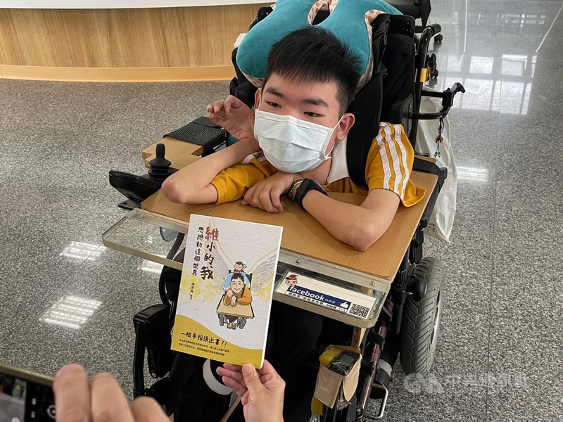 曾獲總統教育獎、出身宜蘭的陳景維(圖)自幼罹患「脊髓性肌肉萎縮症」,生活無法自理,他最近耗時10個月的時間且克服萬難用1根手指頭按滑鼠點字,出版名為「維小的我想撼動這個世界」勵志書籍。(冬山鄉公所提供)中央社記者沈如峰宜蘭傳真 110年10月18日