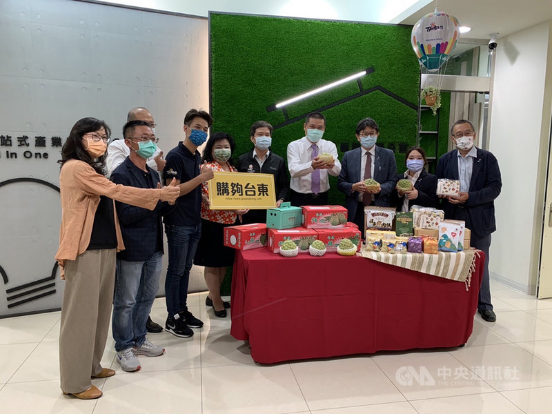 財團法人日本台灣交流協會高雄事務所18日造訪台東,台東縣政府特別安排與縣府國際發展及計畫處、農業處、台東縣農產公司及工策會等,針對鳳梨釋迦打入日本市場的未來性進行交流。(台東縣政府提供)中央社記者李先鳳傳真 110年10月18日
