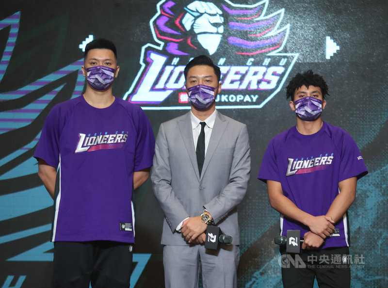 台灣職業籃球聯盟P. LEAGUE+(簡稱PLG)新賽季12月4日將開打,18日在台北舉行開季記者會,新竹街口攻城獅隊總教練林冠綸(中)與選手高國豪(右)、林宜輝(左)出席與會。中央社 110年10月18日