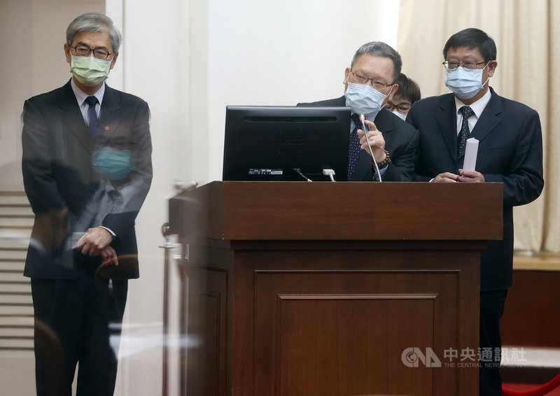 立法院財政委員會18日邀請金管會主委黃天牧(左起)、財政部長蘇建榮、環保署長張子敬等就「綠色金融行動方案與碳權交易所」進行專題報告並備質詢。中央社記者鄭傑文攝 110年10月18日