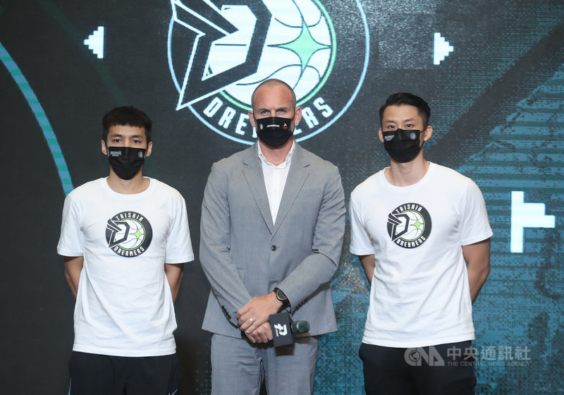 台灣職業籃球聯盟P. LEAGUE+(簡稱PLG)新賽季將在12月4日開打,18日在台北舉行開季記者會,福爾摩沙台新夢想家隊總教練朱里雅斯(Kyle Julius)(中)率領選手吳永盛(右)與林俊吉(左)出席與會。中央社 110年10月18日