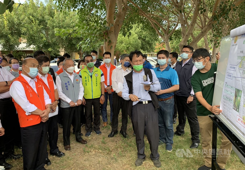 行政院長蘇貞昌(前左)18日視察苗栗縣頭份國中校舍增建案,允諾由中央全額補助工程經費,他聽取簡報內容後,對於要蓋幾間教室,校舍緊鄰馬路如何阻絕噪音等問題,提出質疑。中央社記者管瑞平攝 110年10月18日
