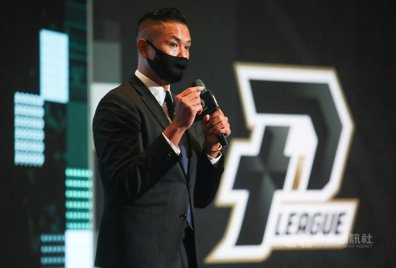 台灣職業籃球聯盟P. LEAGUE+(簡稱PLG)新賽季將在12月4日開打,18日在台北舉行開季記者會,執行長陳建州會中向媒體說明新口號、賽制與主視覺相關事項。中央社 110年10月18日