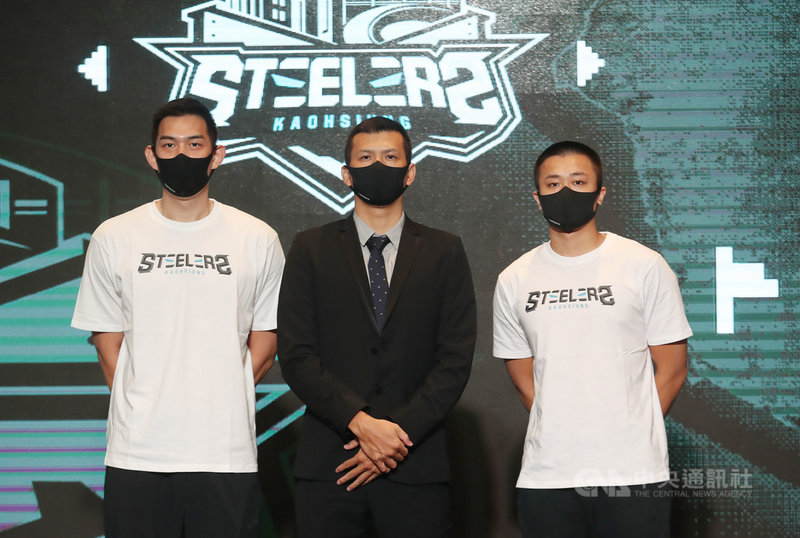台灣職業籃球聯盟P. LEAGUE+(簡稱PLG)新賽季將於12月4日展開,18日在台北舉行開季記者會,高雄鋼鐵人隊教練洪啟超(中)率領球員呂政儒(左)與陳又瑋(右)出席與會。中央社 110年10月18日