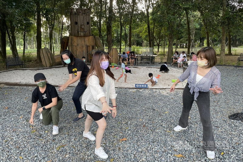 韓國影集「魷魚遊戲」劇中的木頭人娃娃引發熱議,近來不少遊客到台南山上花園水道博物館的大型人偶裝置藝術前模仿戲劇場景拍照。(台南市文化局提供)中央社記者楊思瑞台南傳真 110年10月18日