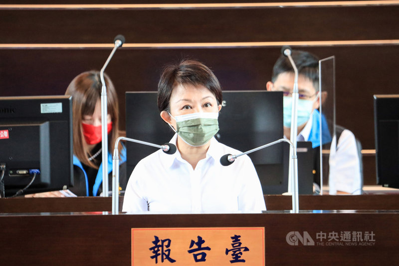 台中市長盧秀燕(前)18日列席台中市議會施政報告指出,2022年將是台中建設起飛年,包括台中巨蛋、台中綠美圖、台中國際會展中心等3大領航建設將逐步完善,讓台中成為更友善、宜居的幸福城市。中央社記者郝雪卿攝 110年10月18日