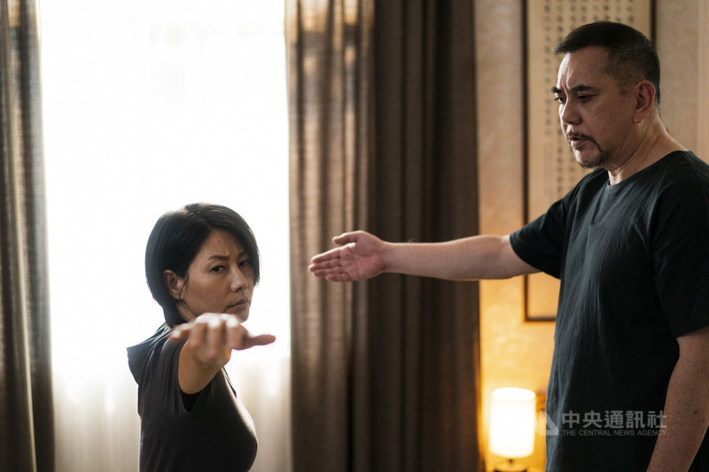 演員丁寧(左)在香港影帝黃秋生(右)主演的療癒劇集「四樓的天堂」中,詮釋對他人或自己都相當嚴格的主管。(公視提供)中央社記者葉冠吟傳真 110年10月18日