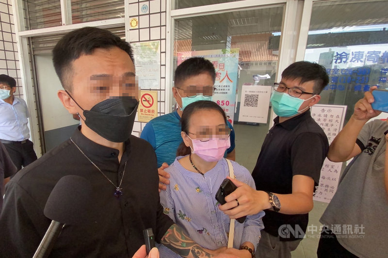 高雄市仁武區11個月大女嬰日前在蔡姓保母家中疑摔倒送醫不治,18日檢方複驗死因,女嬰家屬批保母說詞反覆,也不解為何市府社會局會發給合格執照。中央社記者蔡孟妤攝 110年10月18日