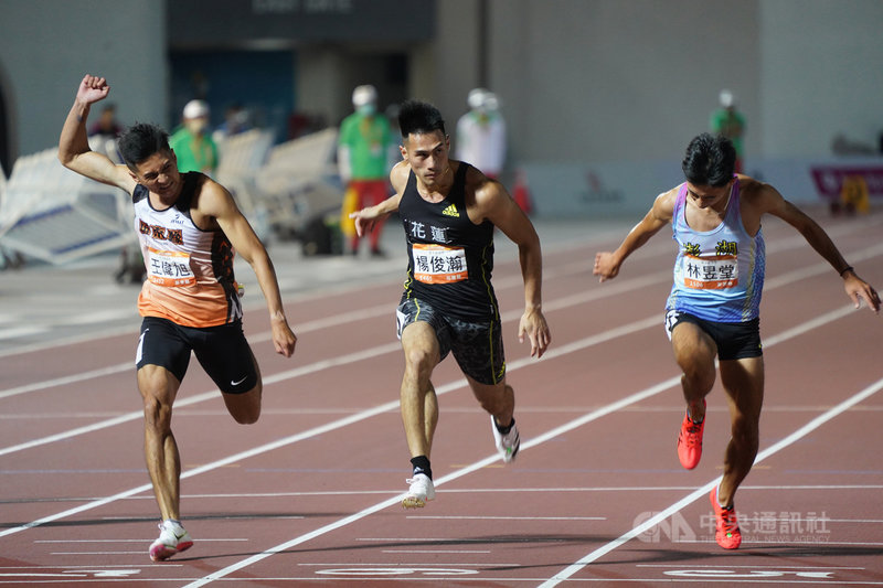 110年全國運動會男子組田徑100公尺決賽18日舉行,「台灣最速男」楊俊瀚(中)代表花蓮縣出賽,跑出10秒29的成績,獲得第一。中央社記者徐肇昌攝 110年10月18日