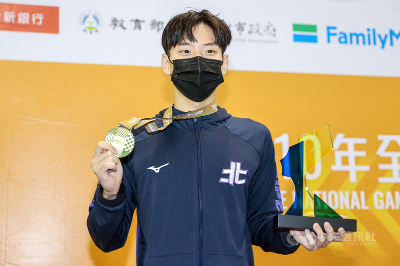 110年全國運動會男子組游泳200公尺蝶式決賽18日舉行,「台灣蝶王」王冠閎以1分56秒90的成績奪下金牌。中央社記者鄭清元攝 110年10月18日