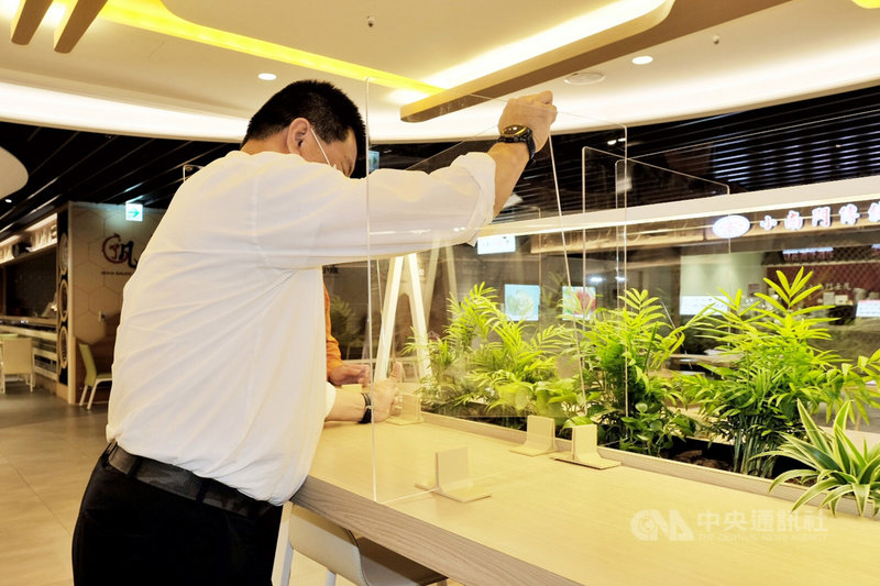桃園國際機場19日起開放餐飲內用,機場餐飲業者忙著清消和設置隔板,並配合桃園市府購物節振興活動,盼吸引民眾到機場消費。中央社記者吳睿騏桃園機場攝 110年10月18日