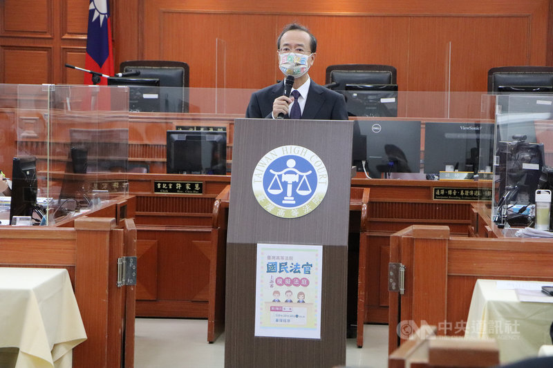 繼各地方法院陸續舉辦模擬法庭,台灣高等法院18日舉行第一場國民法官上訴審模擬法庭審理程序,司法院長許宗力(圖)等人到場觀摩並致詞。(台灣高等法院提供)中央社記者劉世怡傳真 110年10月18日