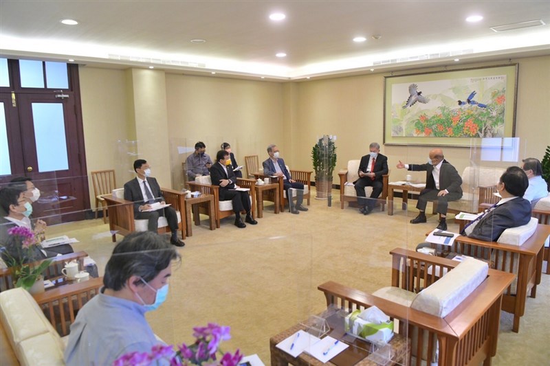 行政院長蘇貞昌18日召開擴大防疫會議,針對國內外疫情概況、疫苗施打情形、因應農曆春節入境人潮的防疫量能盤整,以及陸海空交通運輸場站的鬆綁措施等議題進行討論。(行政院提供)中央社記者陳俊華傳真 110年10月18日