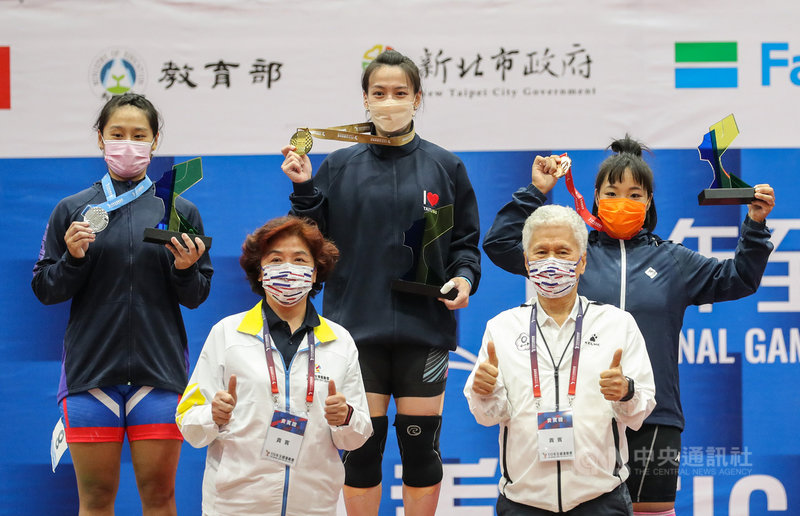 110年全國運動會18日在新北市中和高中舉行舉重項目,「舉重女神」郭婞淳(後中)參加64公斤量級,以抓舉100公斤、挺舉122公斤、總和222公斤奪金,破大會紀錄。中央社記者裴禛攝 110年10月18日