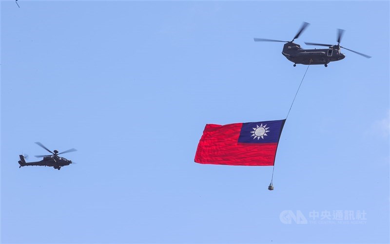 澳洲戰略政策研究所執行董事詹寧斯呼籲G20召開緊急會議表態維護台灣安全。圖為國慶日CH-47運輸直升機吊掛巨幅國旗,飛越總統府前上空。(中央社檔案照片)