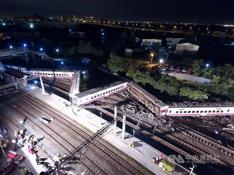 台鐵第6432次普悠瑪列車107年在宜蘭因高速過彎翻覆,造成18人死亡、200多人受傷。(中央社檔案照片)