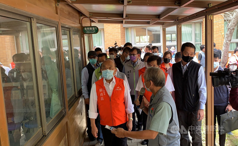 苗栗縣頭份國中學區內新生人數持續增加,校舍不足,學校以組合屋充當生活科技、資訊教育等課程教室,行政院長蘇貞昌(前左)18日到校視察,允諾由中央全額補助專科教室大樓興建工程款。中央社記者管瑞平攝 110年10月18日