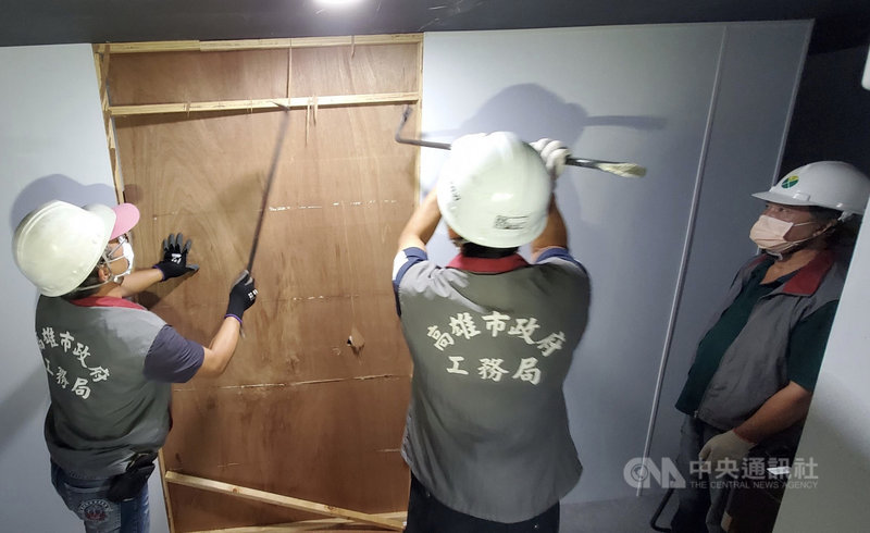 城中城大樓火警後,高雄市政府組成「老舊複合式大樓聯合稽查」專案小組,稽查全市34棟屋齡30年以上、沒有管委會的老舊複合式大樓,並已於17日完成消防公安稽查;18日起將逐一到各大樓拆除逃生障礙。中央社記者董俊志攝 110年10月18日