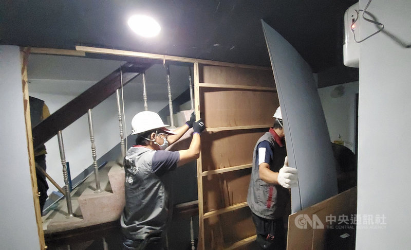 城中城大樓火警後,高雄市政府組成「老舊複合式大樓聯合稽查」專案小組,3日內稽查全市34棟30年以上、沒有管委會的老舊複合式大樓,18日起逐一到各大樓拆除逃生障礙。中央社記者董俊志攝 110年10月18日