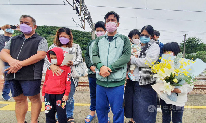 台鐵第6432次普悠瑪列車3年前在宜蘭翻覆,造成重大死傷,宜蘭地方法院18日宣判。罹難者之一台東卑南國中老師李詩涵的家屬,於宣判前重返新馬車站意外現場獻花追思,盼李詩涵安息。(讀者提供)中央社記者沈如峰宜蘭縣傳真 110年10月18日