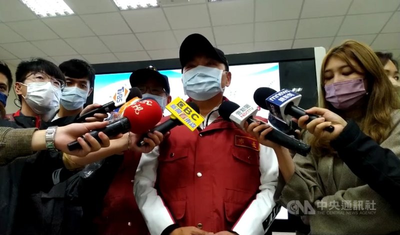 31人參加業者在新北市雙溪區虎豹潭舉辦的大自然體驗營,經「梳子壩」時6人遭洪水沖走,釀4死2失蹤悲劇。新北市長侯友宜(中)18日下午前往設在泰平活動中心的搜救指揮中心,受訪時表示,已在第一時間封鎖落水點的「梳子壩」。(新北市政府消防局提供)中央社記者王朝鈺傳真 110年10月18日