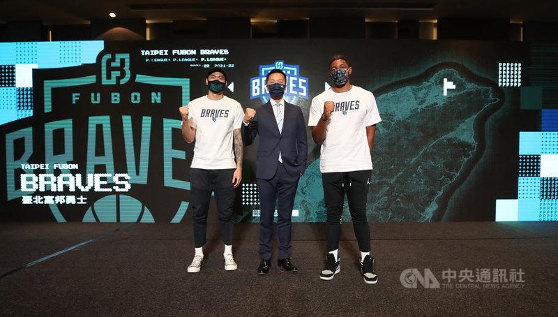 台灣職業籃球聯盟P. LEAGUE+(簡稱PLG)新賽季將在12月4日開打,18日在台北舉行開季記者會,台北富邦勇士隊總教練許晉哲(中)、選手張宗憲(左)與辛特力(Michael Singletary)(右)出席與會。中央社 110年10月18日