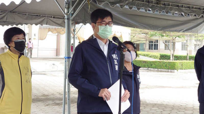 高雄市長陳其邁(中)18日上午在高雄市立殯儀館接受媒體聯訪,感謝各界對高雄城中城大樓火警的關心慰問。中央社記者蔡孟妤攝 110年10月18日
