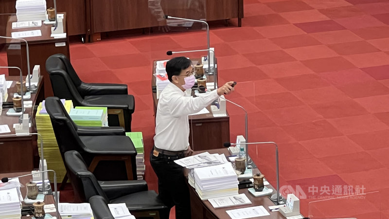民進黨高雄市議員郭建盟18日表示,高雄市鹽埕區「城中城」大樓最理想的出路,是媒合宗教團體收購後改建教堂、道場。中央社記者蔡孟妤攝 110年10月18日