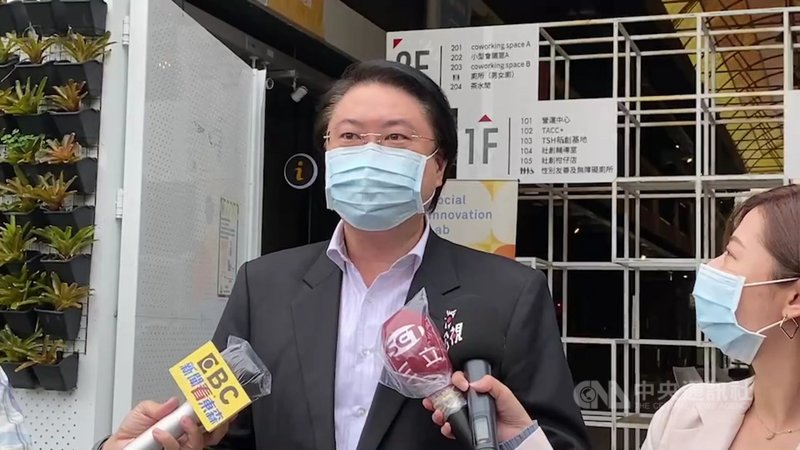 基隆市長林右昌(左)18日前往台北市社會創新實驗中心參訪,接受媒體聯訪時表示,無論是「大基隆」或「大台北」構想,對北北基都是好的,除會比現況好外,也可解決各自的問題,並得到更好發展機會。(讀者提供)中央社記者王朝鈺傳真 110年10月18日