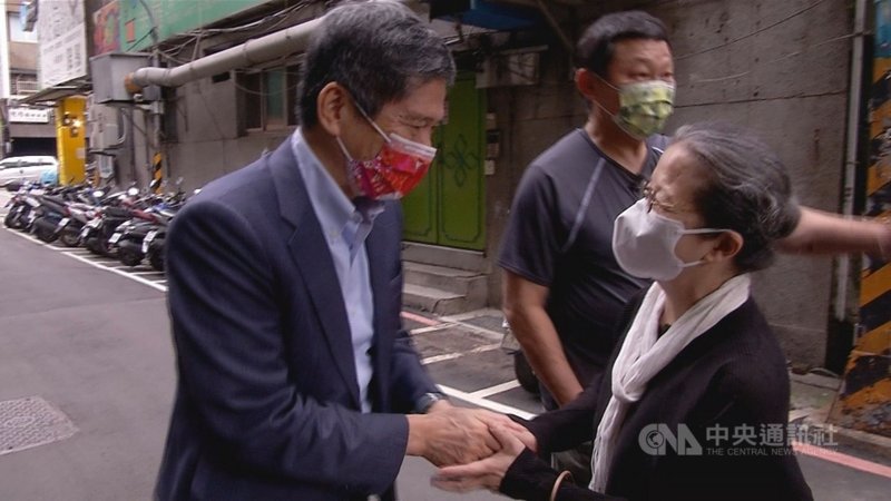 無垢舞蹈劇場位於新北市永和辦公室14日晚間發生火災,文化部長李永得(左)18日前往無垢舞蹈劇場,向藝術總監林麗珍(右)及團長陳念舟(中)表達慰問之意。(公視提供)中央社記者趙靜瑜傳真 110年10月18日