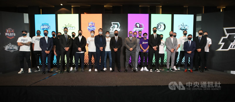 台灣職業籃球聯盟P. LEAGUE+(簡稱PLG)新賽季將在12月4日開打,18日在台北舉行開季記者會,執行長陳建州(中,黑西裝)會後與出席的6支球團代表合影留念。中央社 110年10月18日