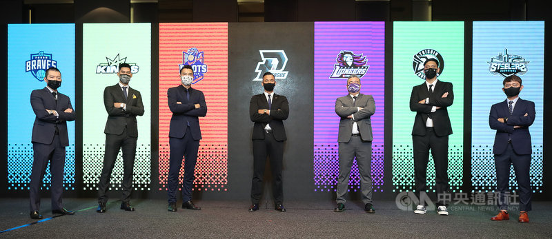 台灣職業籃球聯盟P. LEAGUE+(簡稱PLG)新賽季將在12月4日開打,18日在台北舉行開季記者會,會中富邦勇士領隊蔡承儒(左起)、新北國王領隊毛加恩、桃園領航猿陳信安、PLG聯盟執行長陳建州、新竹街口攻城獅領隊高景炎、福爾摩沙台新夢想家球團代表田壘、高雄鋼鐵人領隊張至言合影留念。中央社 110年10月18日