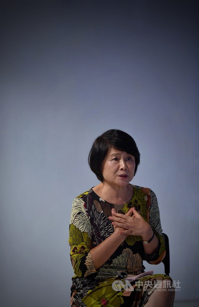 國家文化藝術基金會董事長林曼麗18日接受中央社記者專訪時表示,她不太同意台灣雕塑家黃土水作品「甘露水」被稱為「台灣的維納斯」,「甘露水」的造型非常東方,可以說是非常台灣人。中央社記者王飛華攝 110年10月18日