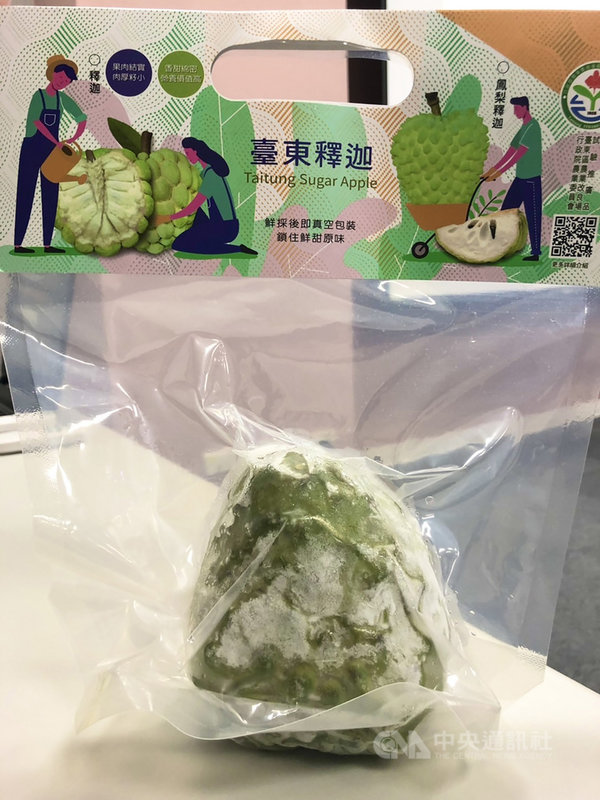利用日本台灣交流協會高雄事務所造訪台東的機會,台東縣政府介紹在地鳳梨釋迦美味,希望為台東的鳳梨釋迦尋找新市場。(台東縣政府提供)中央社記者李先鳳傳真 110年10月18日
