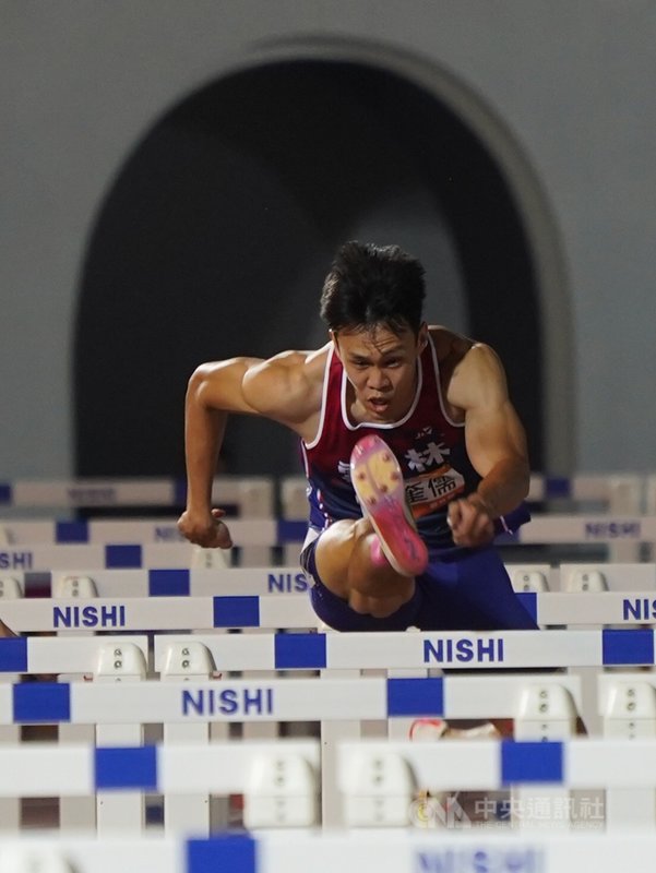 110年全國運動會男子組田徑110公尺跨欄決賽18日晚間在新北市板橋第一運動場舉行,代表雲林縣出賽的「台灣欄神」陳奎儒跑出13秒50,奪得金牌,完成5連霸創舉。中央社記者徐肇昌攝 110年10月18日
