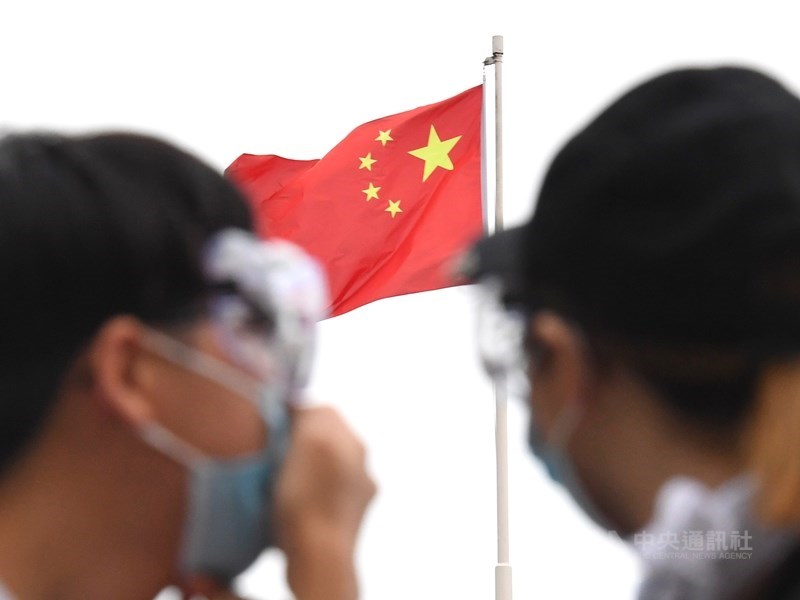 紐約時報報導,香港國安法實施以來,包括職工盟、教協等指標性公民團體陸續解算,原先蓬勃發展的公民社會遭受危機。圖為中華人民共和國五星旗。(示意圖/中央社檔案照片)