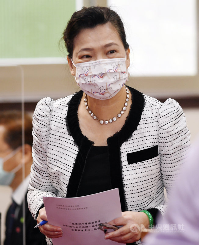 朝野立委關心台糖閒置土地使用情形,民進黨立委邱議瑩提議閒置土地可用於造林,作為碳匯使用。經濟部長王美花(圖)18日表示,已就全台有多少地方可以種樹進行盤點,即使沒交易,也有碳權,可請企業認養,也會把台糖納入。中央社記者施宗暉攝 110年10月18日