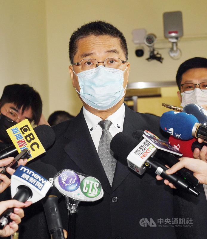 高雄市鹽埕區「城中城」大樓火警造成46人罹難,內政部長徐國勇(中)18日表示,老舊大樓要分輕重緩急、加速都更,「城中城」這類列為要緊急處理的危老大樓,地方政府清查中,台北市應有十多棟、新北市也是這個數目左右。中央社記者施宗暉攝 110年10月18日