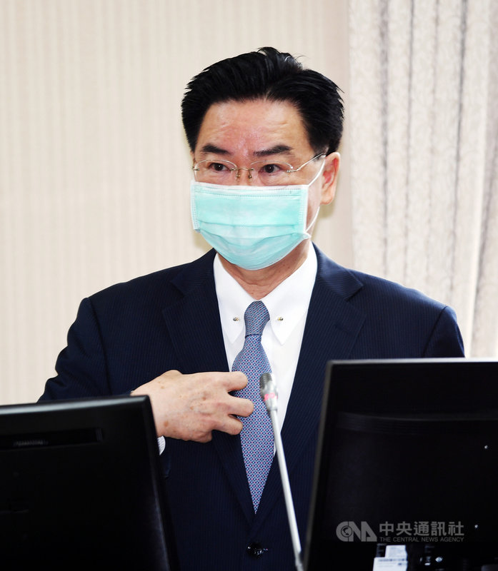 國民黨不滿駐德代表謝志偉的「舉國旗吐血」說,要求回台備詢。外交部長吳釗燮(圖)18日表示,目前德國正結束國會大選,緊要關頭要有大使坐鎮,並表示「謝大使拿著國旗心裡想著台灣,這有什麼錯」。中央社記者施宗暉攝 110年10月18日