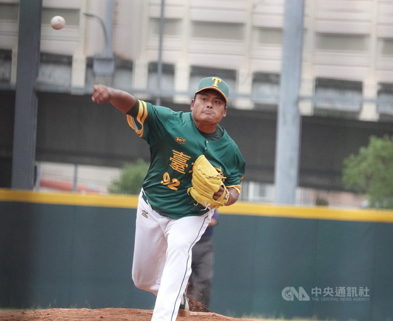 110年全國運動會棒球賽上屆冠亞軍台北市、高雄市隊18日提前碰頭,台北市隊後援投手黃健隆投4局無失分,率隊以2比1拿勝。中央社記者謝靜雯攝 110年10月18日