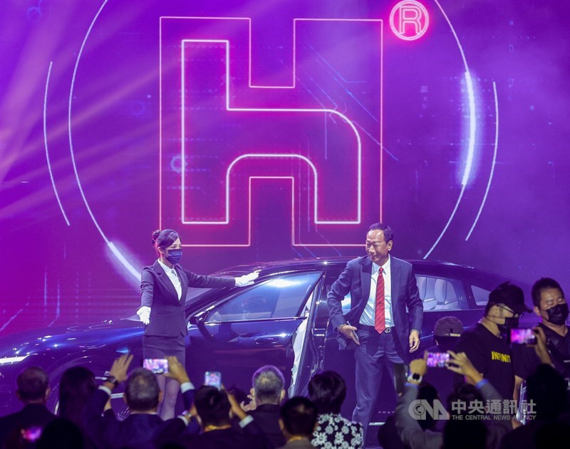 鴻海集團18日上午在南港展覽館舉行科技日HHTD21(Hon Hai Tech Day)活動,鴻海創辦人郭台銘(後右)親自駕駛電動車入場。中央社記者謝佳璋攝 110年10月18日