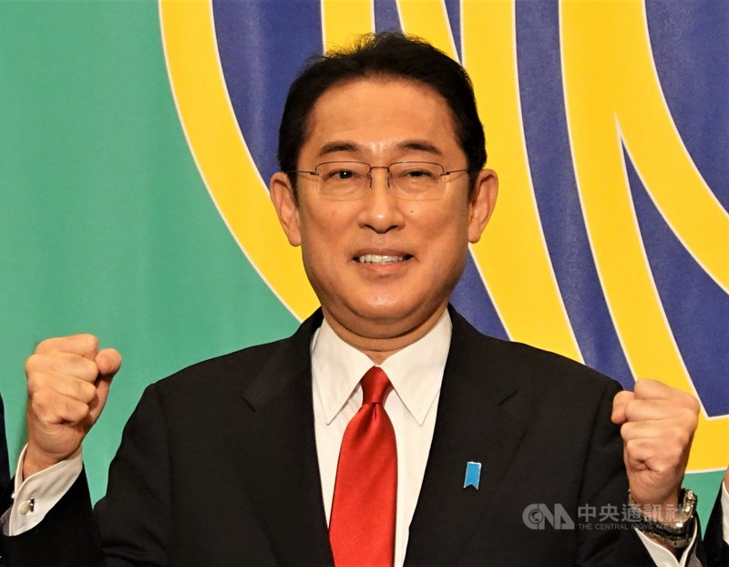 日本朝野9個政黨黨魁18日出席日本記者俱樂部主辦的第49屆眾議院選舉討論會。首相、自民黨總裁岸田文雄說,要實施新時代的經濟、新資本主義,做好成長及分配的好循環,讓人民所得提高。中央社記者楊明珠東京攝 110年10月18日