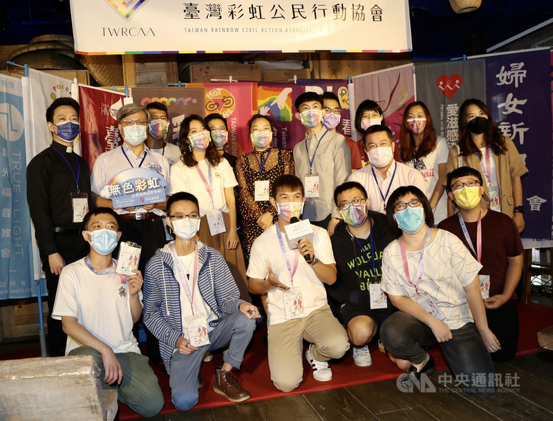 一年一度的台灣同志遊行將於30日舉行,主辦單位活動組19日表示,今年遊行首度以線上遊行加上實體街頭活動方式舉辦,特別打造專屬活動網頁,上面設有遊行虛擬路線,就像過去遊行一樣,有主舞台、小舞台、倡議頭車等,且網頁上也有遊行車隊,會隨時間在路線上移動。中央社記者張皓安攝 110年10月19日