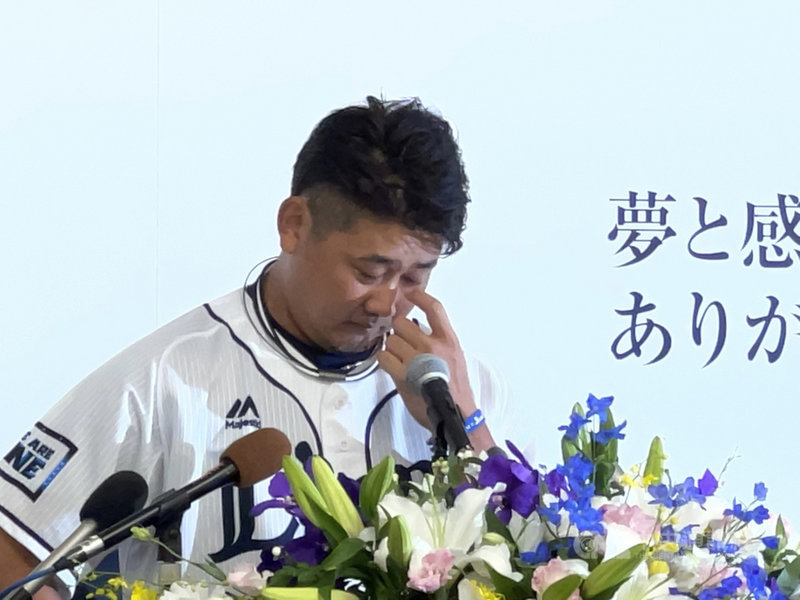 松坂大輔19日在引退記者會上說,決定引退最大原因是健康因素,被問到最先向誰透露要引退,松坂大輔哽咽說是家人和妻子。中央社記者楊明珠東京攝 110年10月19日
