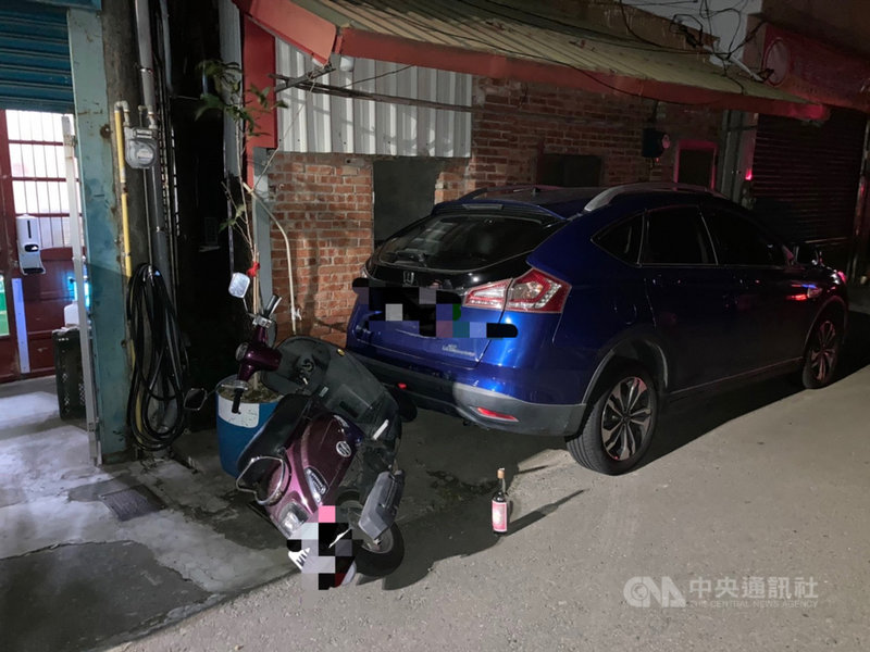 苗栗縣三灣鄉一名鄉民代表的兒子葉姓男子,涉嫌酒駕倒車後,徒手將鄰居的機車推倒在地,還大聲辱罵前往處理的員警,頭份警分局19日表示,葉男拒絕酒測除開罰外,也依妨害公務罪嫌送辦。(民眾提供)中央社記者管瑞平傳真 110年10月19日