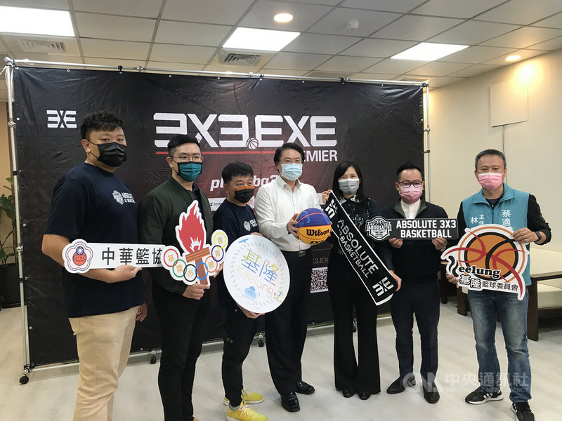 3X3.EXE國際聯盟賽為世界最大的跨國3X3籃球聯盟,去年首次登台在基隆海洋廣場舉辦,23日將在基隆商工活動中心開打,基隆市長林右昌(中)歡迎民眾一同前來為選手加油。中央社記者王朝鈺攝 110年10月19日
