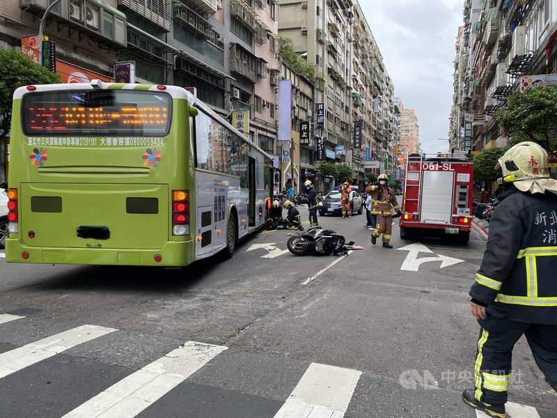 新北市永和區19日發生外送員疑因機車擦撞倒地,遭後方公車輾壓車底,經警消救出送醫後仍宣告不治。至於確實肇事責任仍待警方調查釐清。(翻攝照片)中央社記者王鴻國傳真 110年10月19日